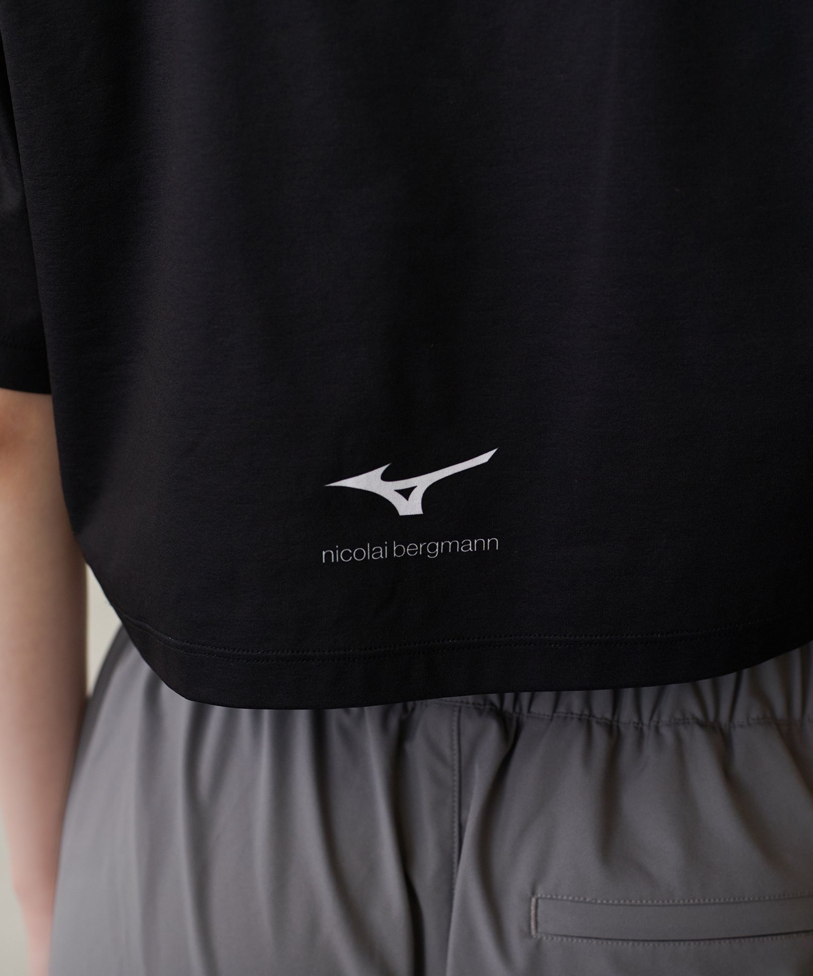 GRAPHIC CROPPED T-SHIRT 2 (グラフィッククロップドTシャツ 2)