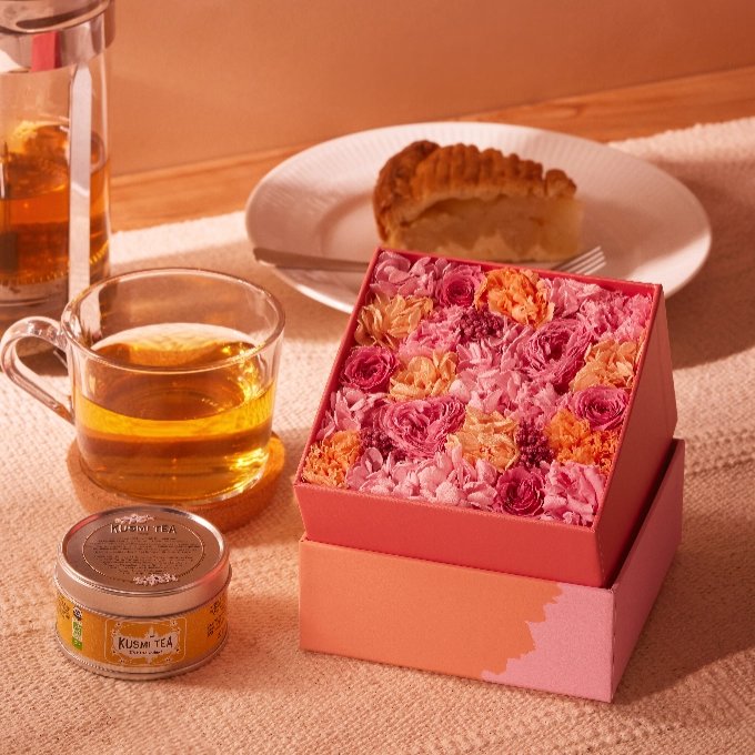                                                         
                                                            Pastel Blooms Gift Set
                                                            with KUSMI TEA
                                                            ¥15,730
                                                        
                                                        
                                                            詳細を見る
                                                        