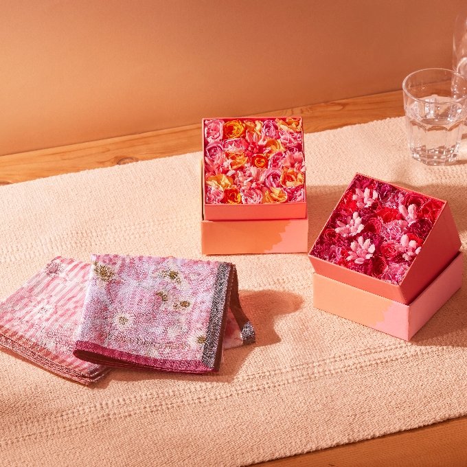                                                         
                                                            Pastel Blooms Gift Set
                                                            with Handkerchief
                                                            ¥6,930
                                                        
                                                        
                                                            詳細を見る
                                                        